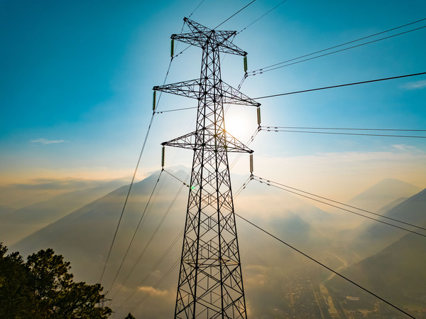 《晨辉里的钢铁脊梁》（作者：：永乐国际F66水电开发公司 何丽君》.jpg