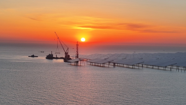 斜阳熔金，沧海筑业（西北院总承包的中广核烟台招远 400兆瓦海上光伏项目）(1).jpg