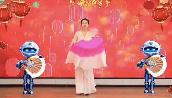江西永乐国际F66公司首届网络元宵晚会上 员工与AI智能体“智信小智”相助的扇子舞将古板与现代巧妙融合.jpg